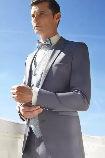 costume-dhomme-pour-mariage-sur-mesure-gilet-noeud-papillon-annecy